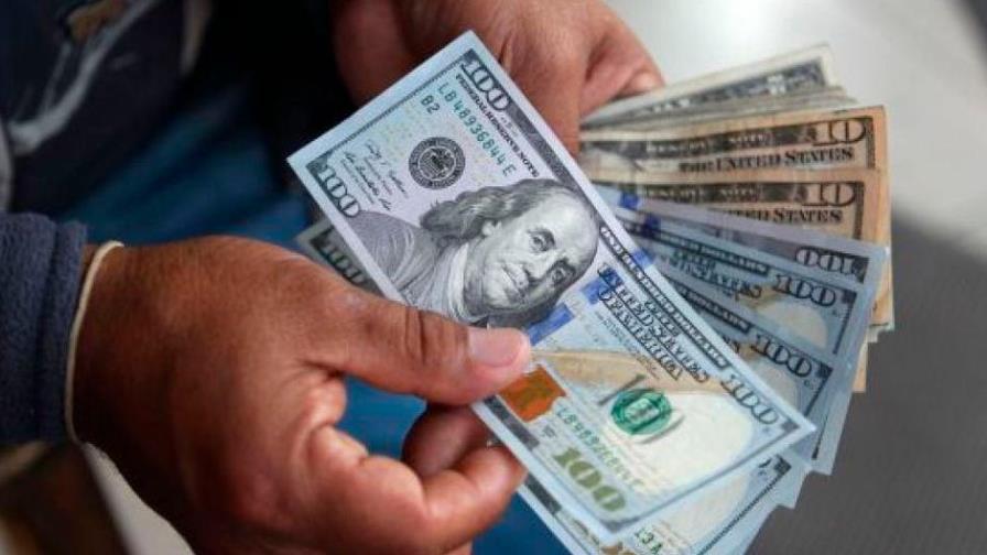 El dólar acaricia la barrera de los 59 pesos en la banca, y se ponen límites de US$300 El dólar acaricia la barrera de los 59 pesos en la banca, y se ponen límites de US$300