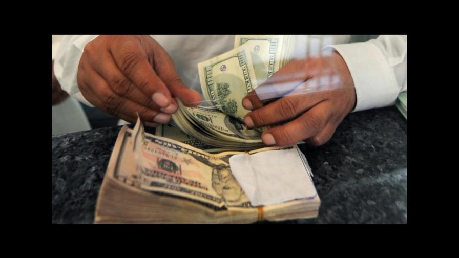 El dólar es ayudado por datos de EEUU y sube ante el euro