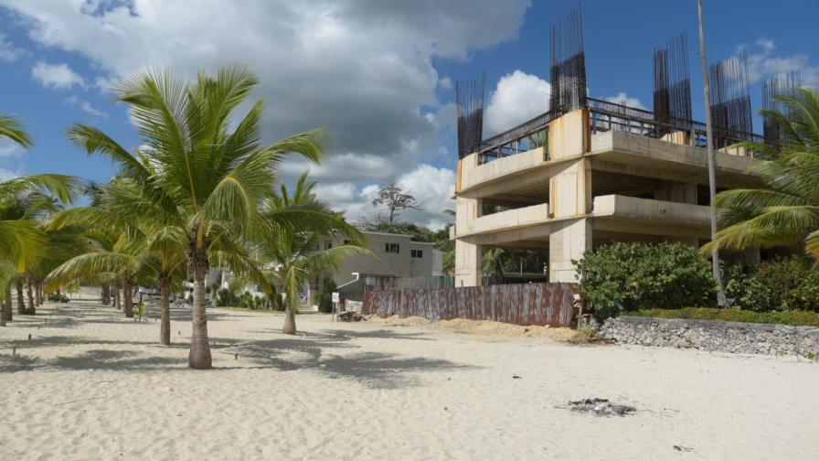 Cancelan permiso para construcción de torre en Juan Dolio por violar normas ambientales 