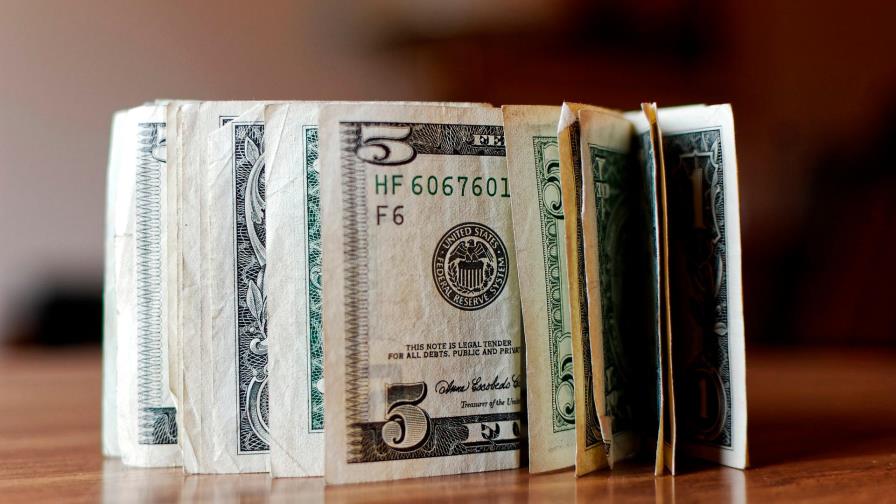 Ayudas contra crisis apuntalan el ingreso en EEUU, pero cae gasto de consumo Ayudas contra crisis apuntalan el ingreso en EEUU, pero cae gasto de consumo