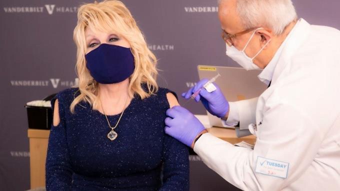 Dolly Parton donó un millón de dólares para financiar la vacuna y esperó su turno para recibirla