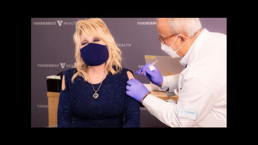 Dolly Parton donó un millón de dólares para financiar la vacuna y esperó su turno para recibirla Dolly Parton donó un millón de dólares para financiar la vacuna y esperó su turno para recibirla