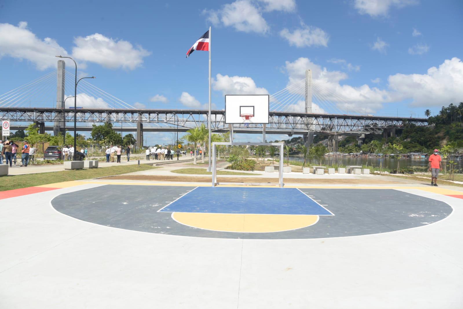 A todo lo largo de la vía se han construido canchas deportivas. 