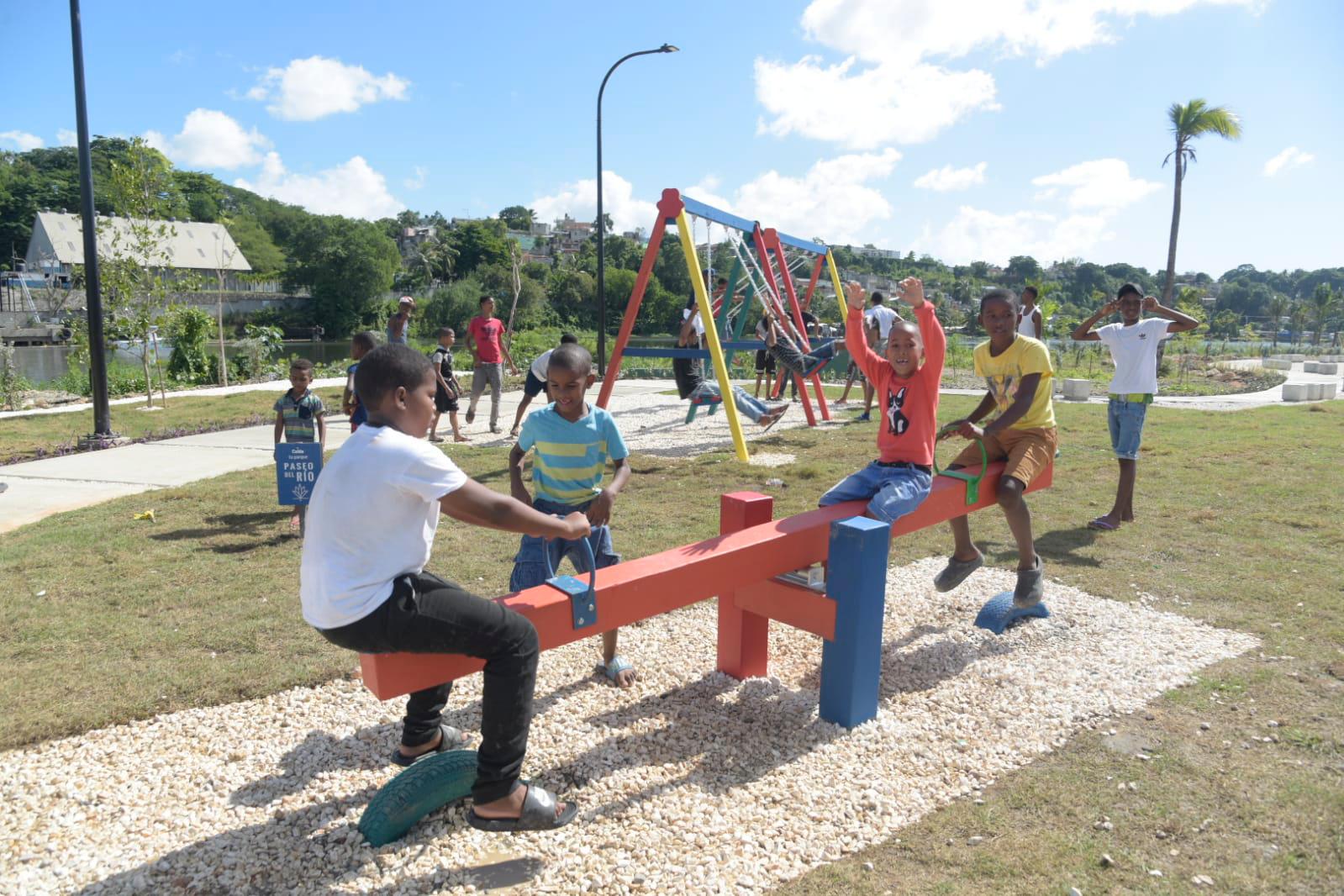 Niños juegan en parque construido en  Avenida Paseo del Río. 