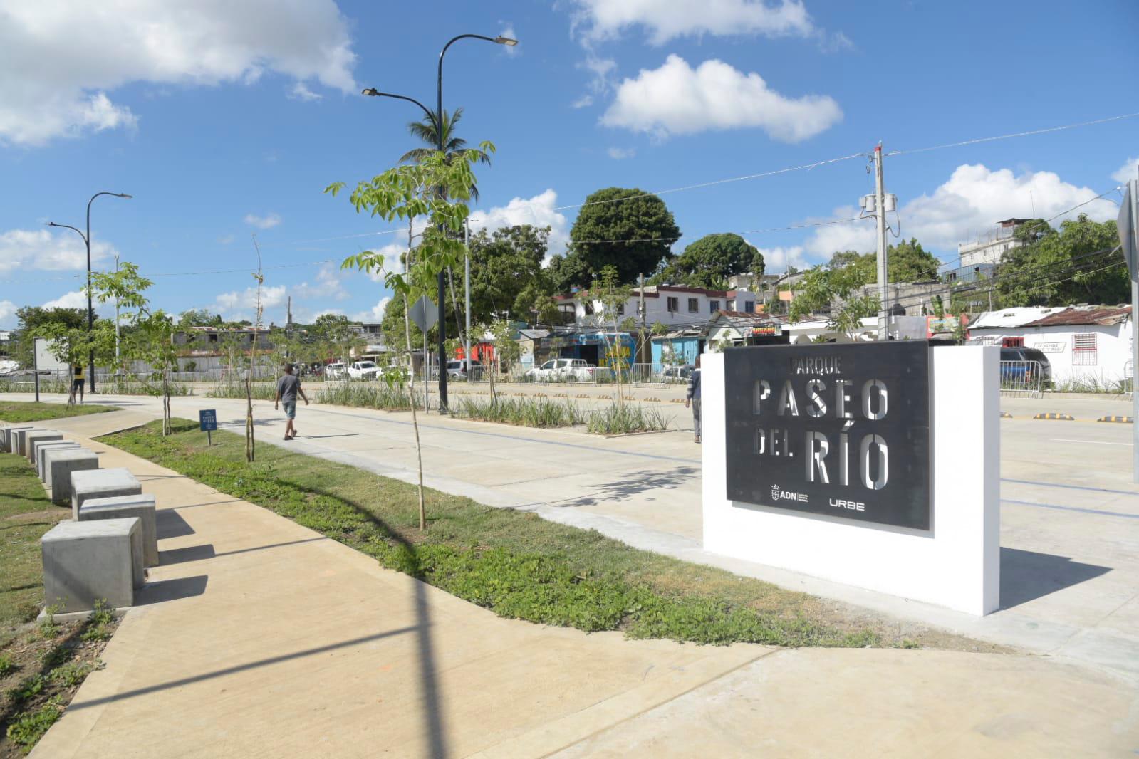 Se recuperaron los espacios que se forman entre la vía y la ribera del río. 