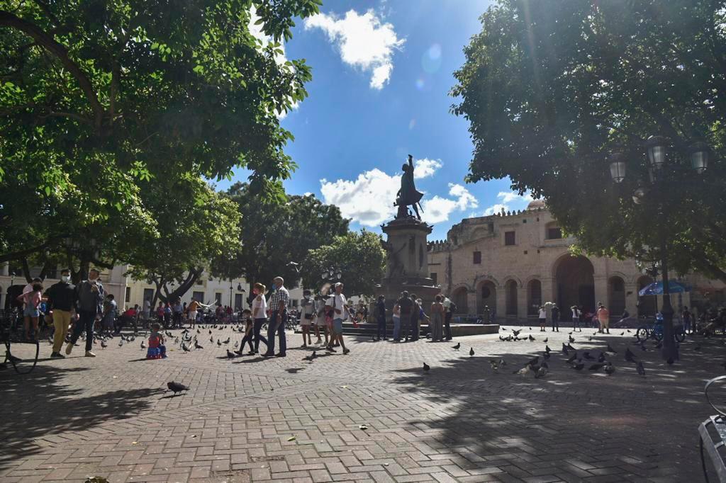 Dominicanos se distraen el la Ciudad Colonial.