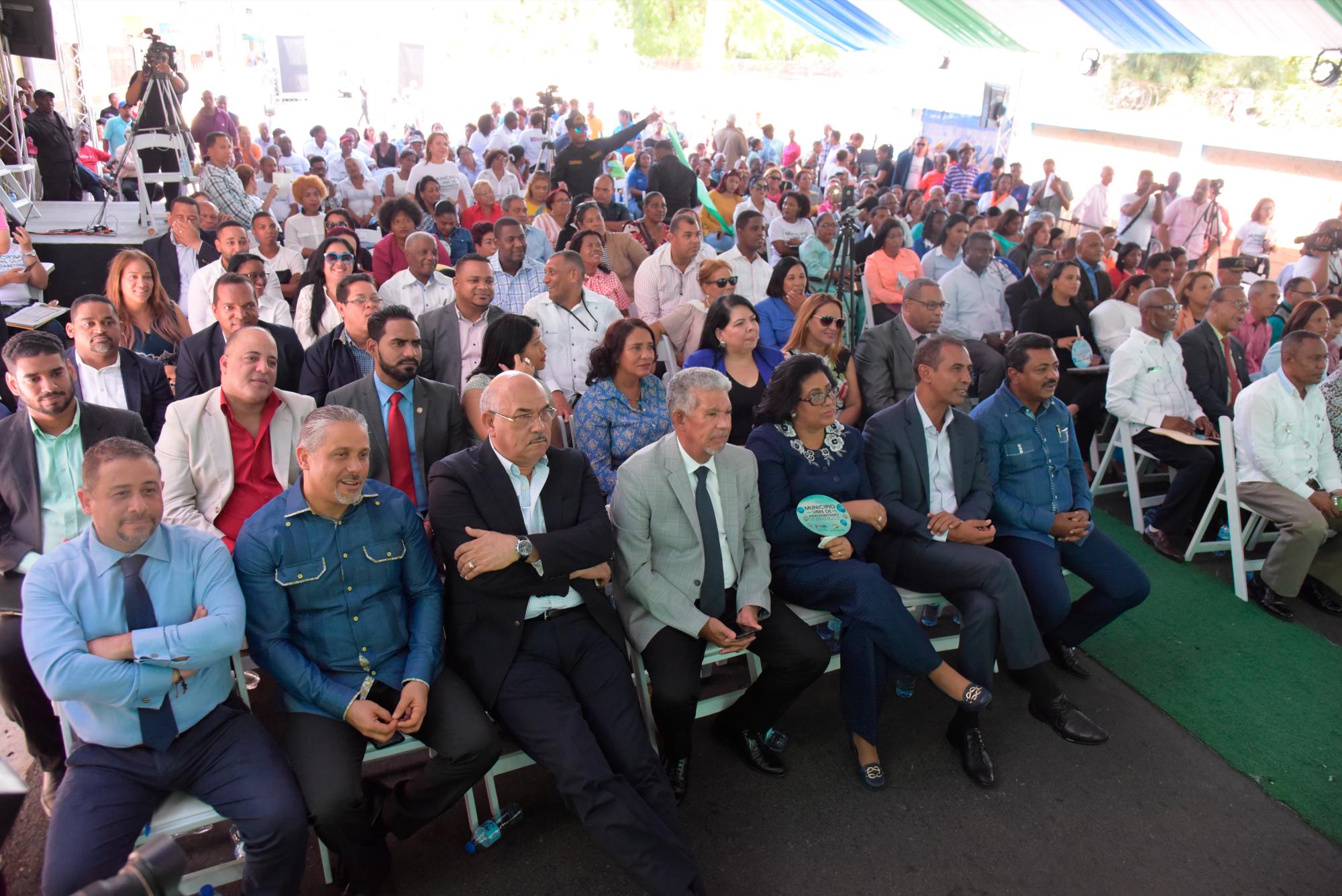 Personalidades y el público que asistió al acto. (José Justo Féliz)