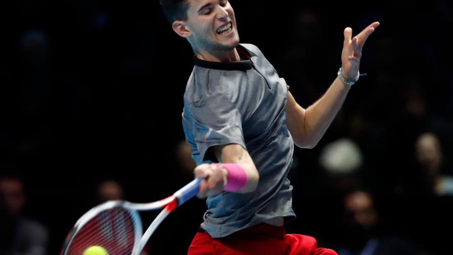 Federer vence a Thiem y vuelve a la pelea en la Copa Masters Federer vence a Thiem y vuelve a la pelea en la Copa Masters