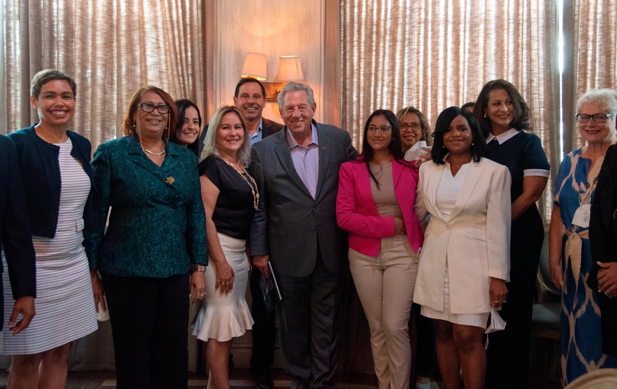 John Maxwell y Juan Vereecken junto a representantes de la prensa.  