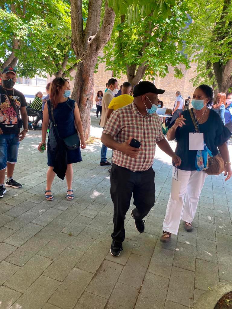 Dominicanos ejercen su derecho al voto en Navarra, España