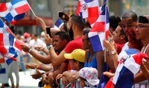 Consulado dominicano en NY iza la bandera nacional frente a edificio de la presidencia de El Bronx