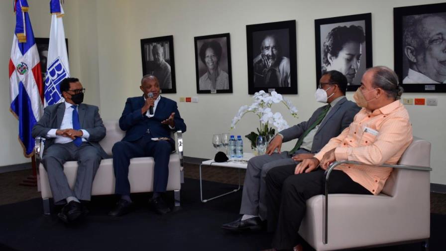 Escritores resaltan valores narrativos de obra de Peralta Romero