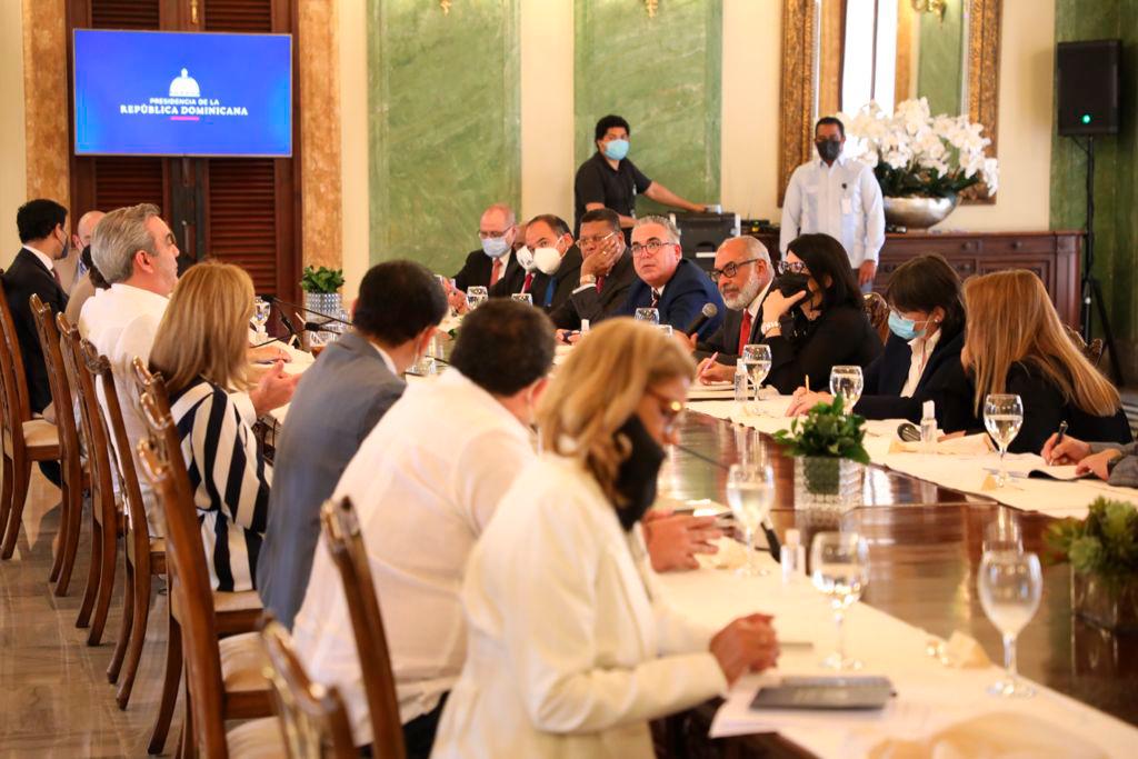 Parte de los directores de medios que asistieron al encuentro con el presidente Luis Abinader y la vicepresidenta Raquel Peña.