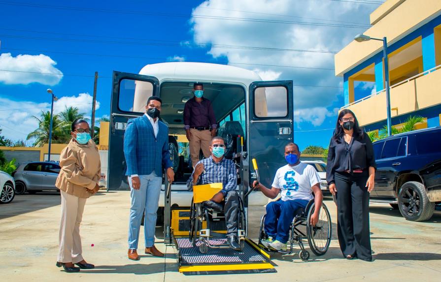 EnaDom dona autobús a deportistas con discapacidad de Boca Chica