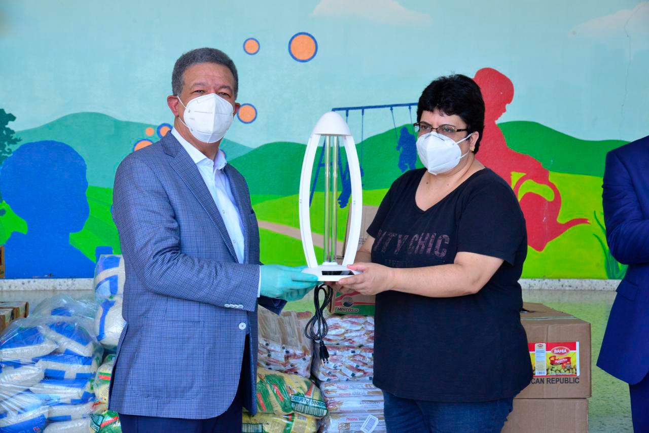 Durante su recorrido por Santo Domingo Norte, donó de decenas de lámparas de luces ultravioleta y cientos de mascarillas.