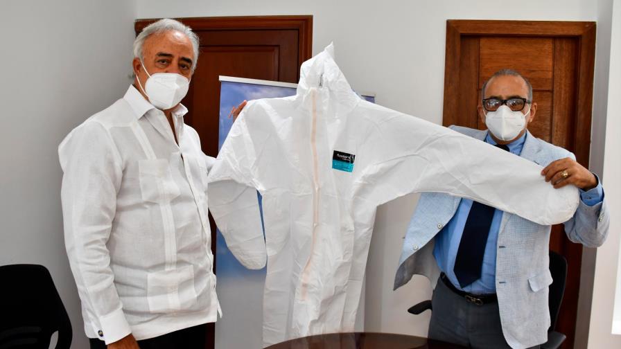 Salud Pública recibe de Aeropuerto Internacional del Cibao 16,000 trajes de bioseguridad Salud Pública recibe de Aeropuerto Internacional del Cibao 16,000 trajes de bioseguridad