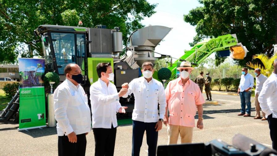 Gobierno de China dona cosechadora de caña a República Dominicana 