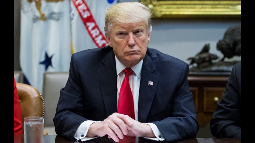 Trump reitera su “completo respaldo” a Guaidó en una llamada telefónica