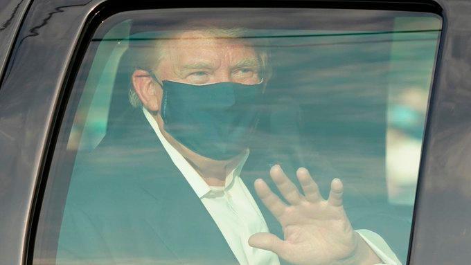 Trump sale del hospital para saludar a simpatizantes desde un carro