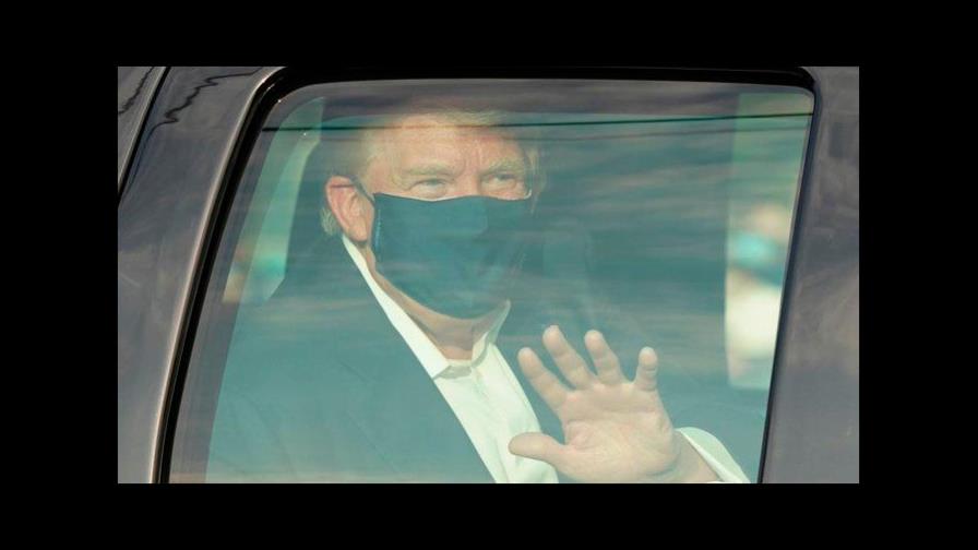 Trump sale del hospital para saludar a simpatizantes desde un carro