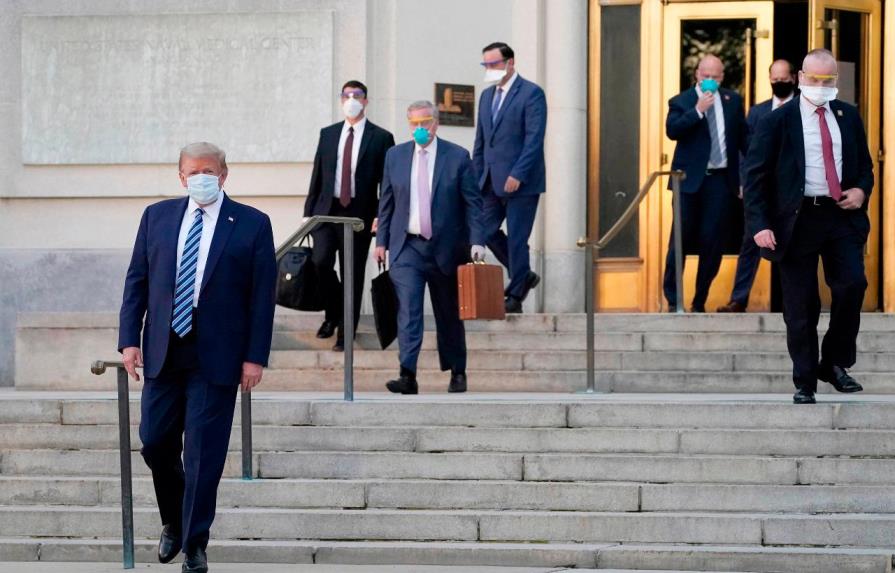Trump sale del hospital se quita la mascarilla al llegar a la Casa Blanca