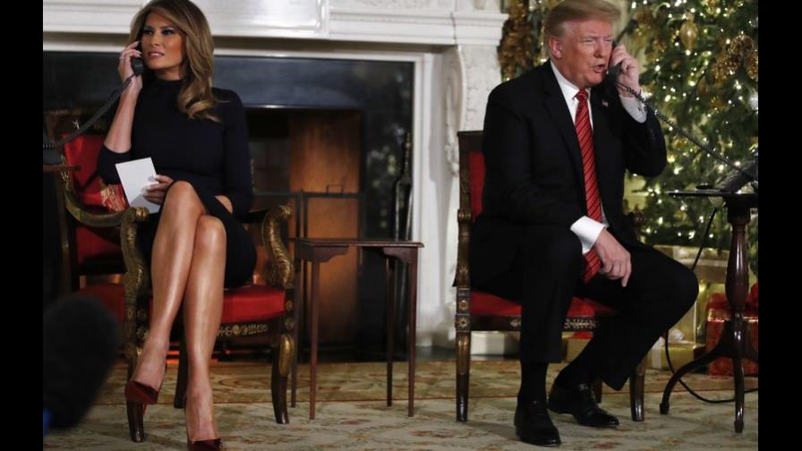 Donald Trump responde llamadas de niños que buscaban a Santa Claus