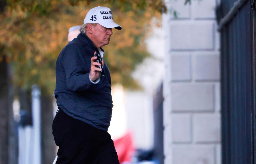Trump juega golf, pero aún no admite derrota
