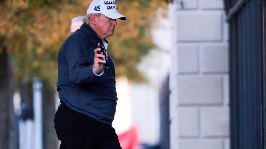 Trump juega golf, pero aún no admite derrota