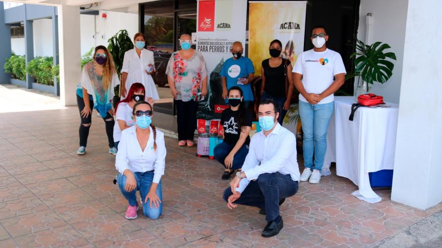 Empresa entrega donativo a entidades de protección de animales