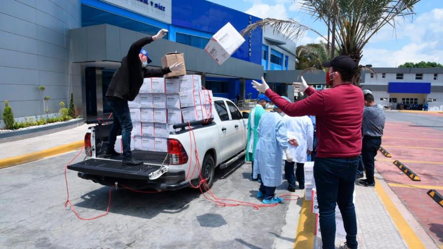 PRM dona equipos de protección personal a hospitales en Santiago