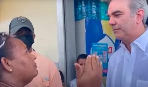 "Ll&eacute;veme al paso, do&ntilde;ita", responde Abinader a se&ntilde;ora que le exige obra en Villa Riva