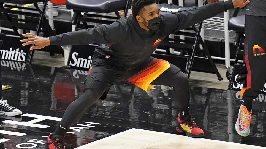 Con 26 puntos de Mitchell, Jazz arrolla a Hawks