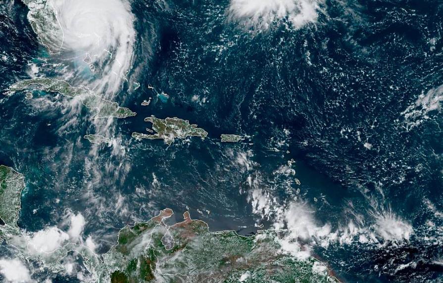 Dorian baja a categoría 2 frente a costa de Florida