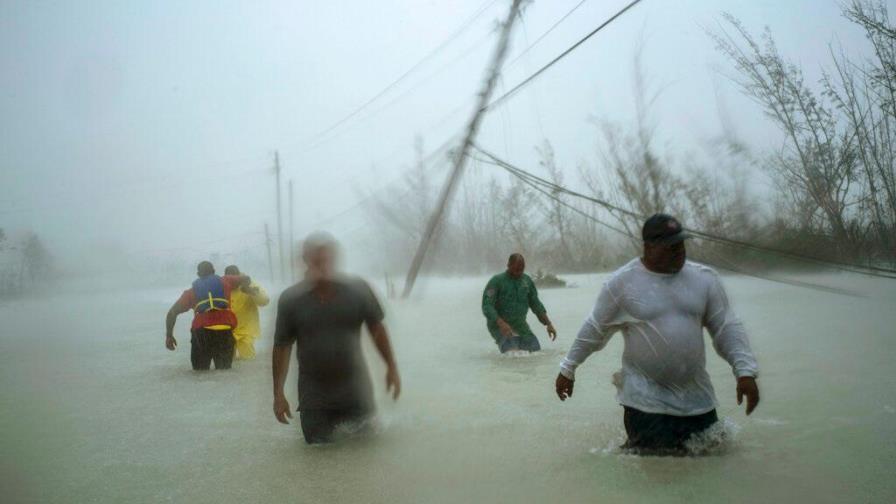 El ojo de Dorian, al este de Jacksonville y Carolina del Norte tiene su primera víctima El ojo de Dorian, al este de Jacksonville y Carolina del Norte tiene su primera víctima