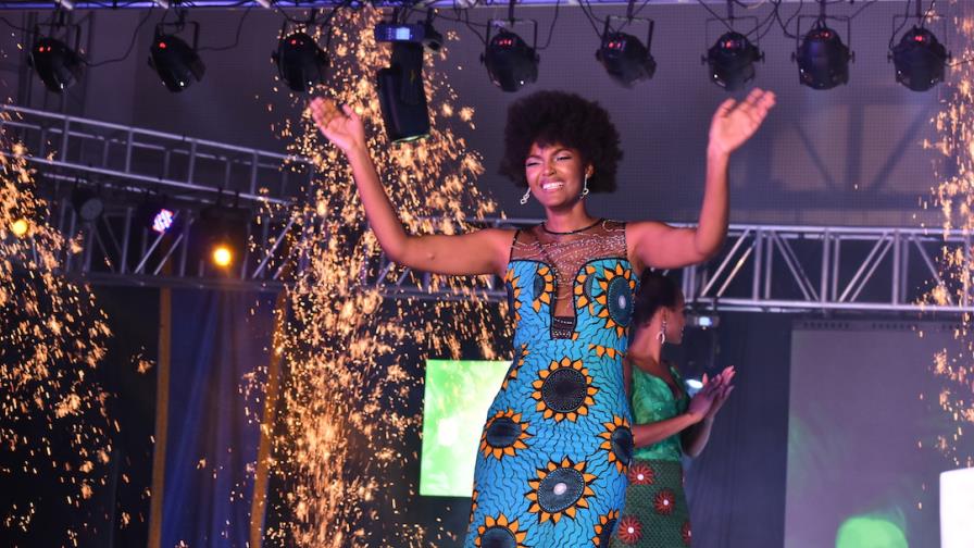 Video del momento en que se le incendia el cabello a Miss África durante certamen 