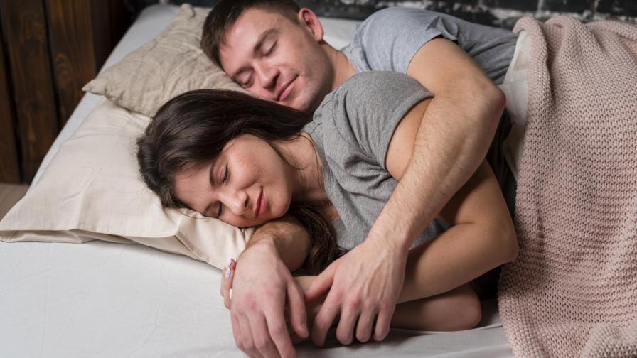 Dormir en pareja puede ser la solución a tu insomnio