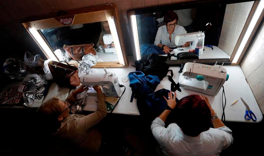 Dos costureras trabajan en los diseños de la colección “Glorias Deportivas”.