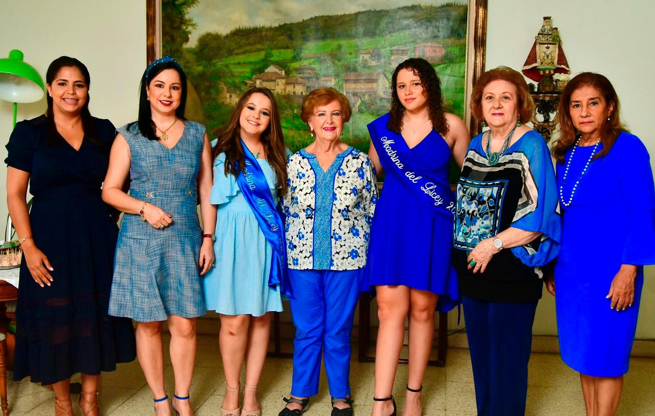 Rita Díaz de Alsina, Sandy Pou de Fernández, Adriana Fernández Pou, Mercedes Elmúdesi de Fernández, Montserrat Alsina, Matilda Dargam y Jocelyn Baba de Pichardo.