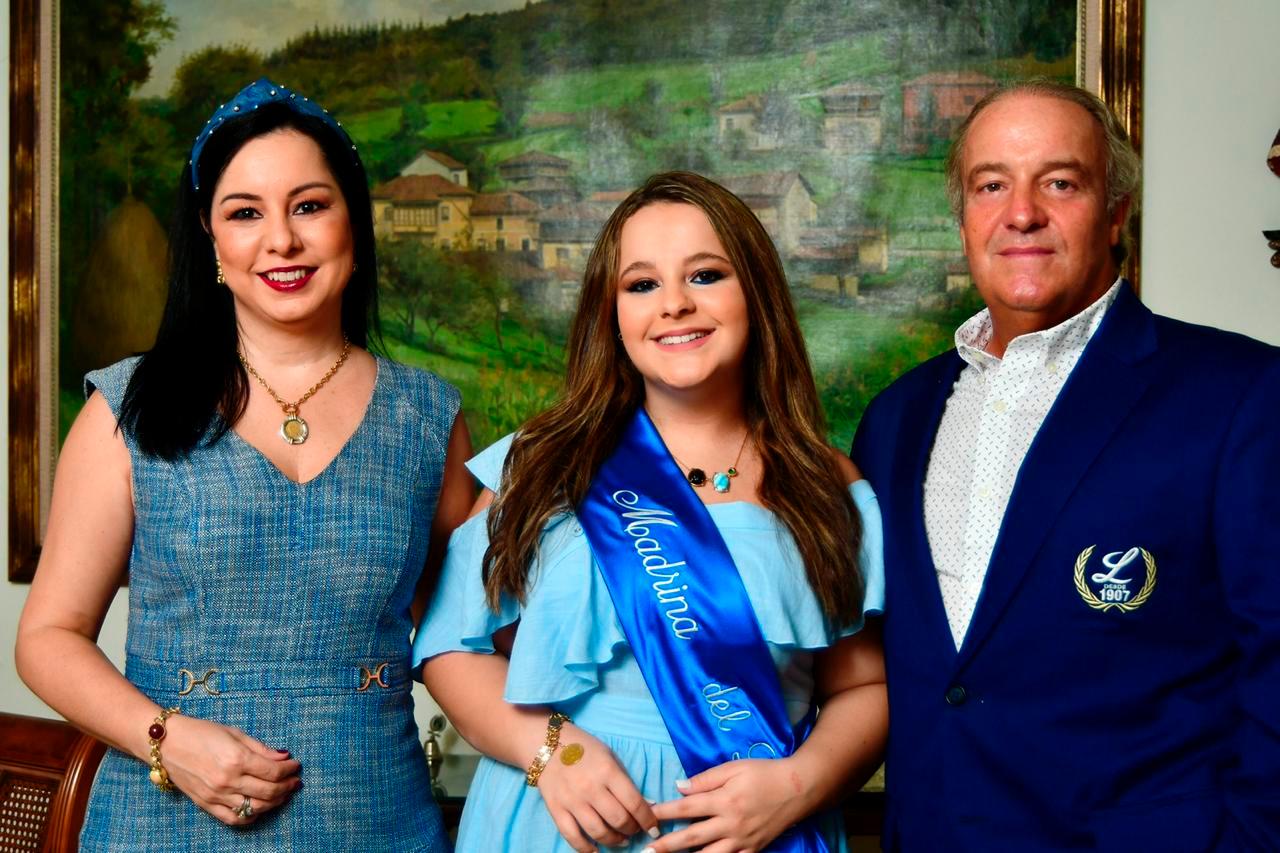 Los orgullosos padres, Sandy Pou de Fernández y Miguel Angel Fernández Elmúdesi, con su hija, la nueva madrina del Licey, Adriana Fernández Pou.