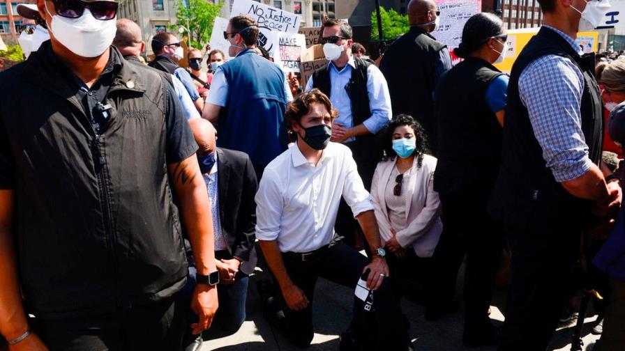 Trudeau hinca su rodilla durante manifestación contra la brutalidad policial Trudeau hinca su rodilla durante manifestación contra la brutalidad policial