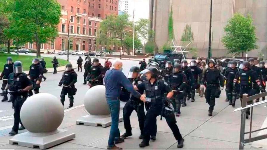 Policía de Nueva York, inculpado por derribar a una manifestante