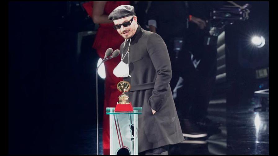 J Balvin gana su primer Latin Grammy de la noche