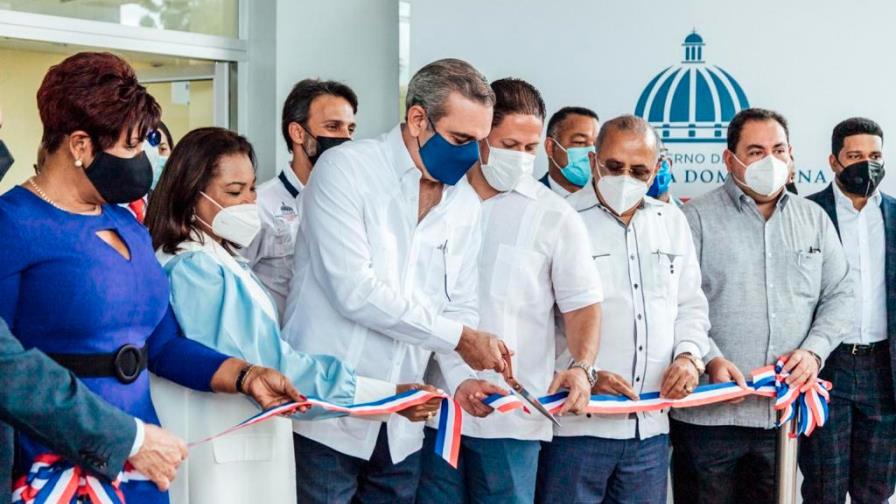 Presidente Luis Abinader y el director del INVI entregan hospital en Boca Chica Presidente Luis Abinader y el director del INVI entregan hospital en Boca Chica