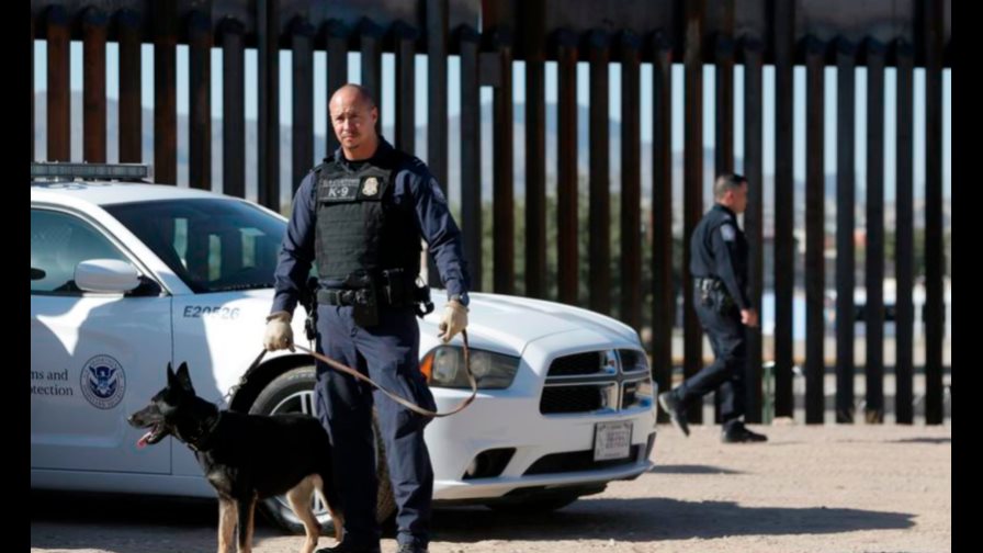 Migrantes intentan cruces ilegales hacia Estados Unidos en coches particulares