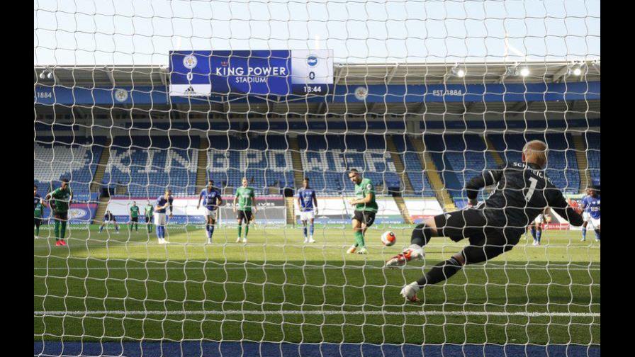 Schmeichel ataja penal y Leicester empata con Brighton