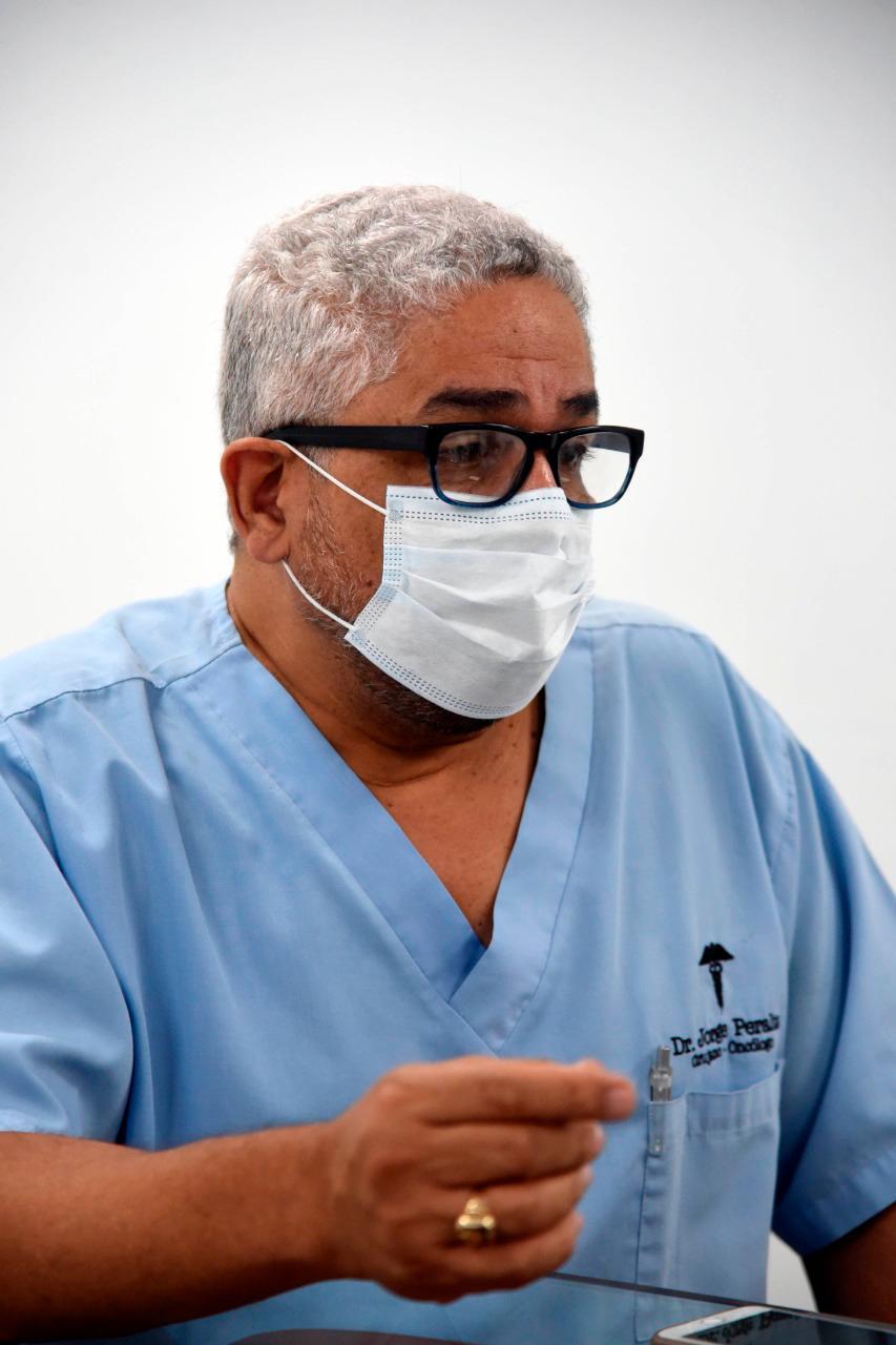 Aumentan medidas de prevención en hospital y clínica de Santiago por rebrote de COVID-19