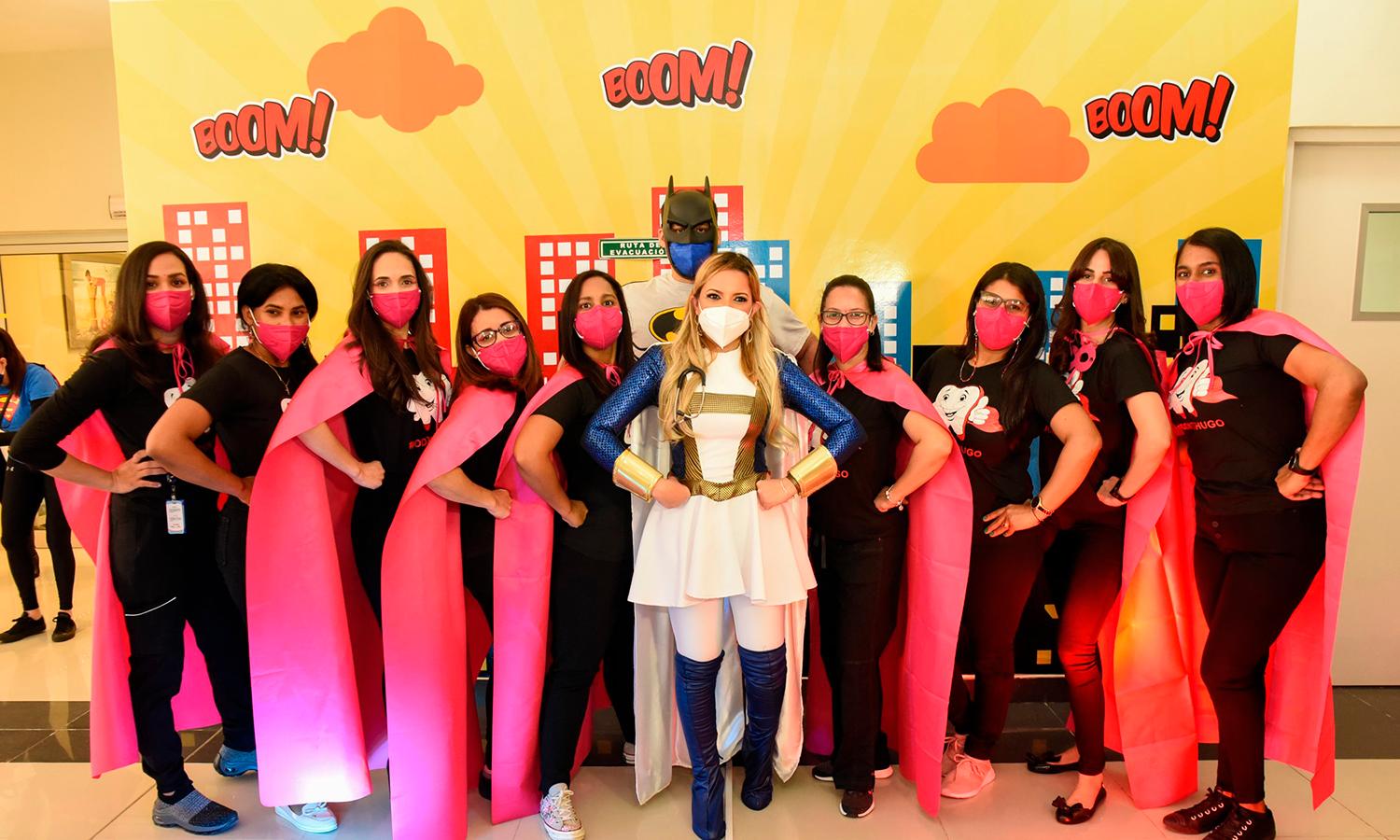 Dra. Dhamelisse Then Vanderhorst junto al equipo de voluntarios del hospital pediatrico.