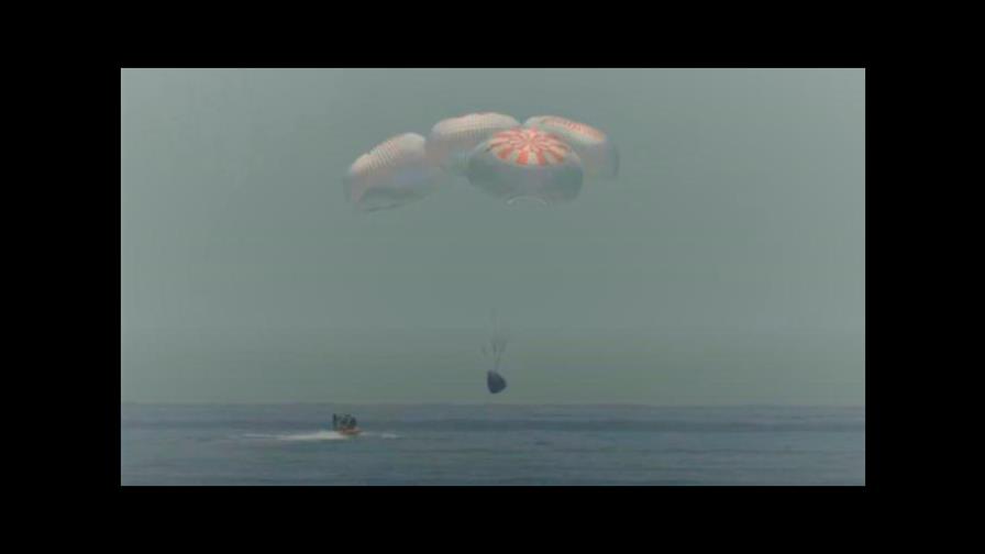 La cápsula Dragon Endeavour regresa a la tierra desde la Estación Espacial Internacional