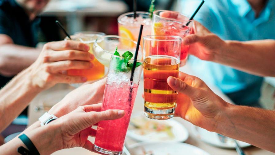 Contar con más opciones de bebidas sin alcohol reduce su consumo