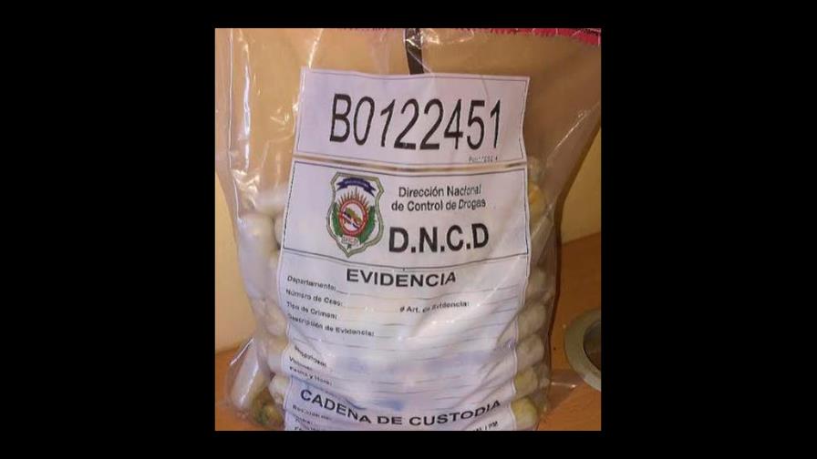 Apresan dominicano con 77 bolsitas de sustancia presumen es cocaína